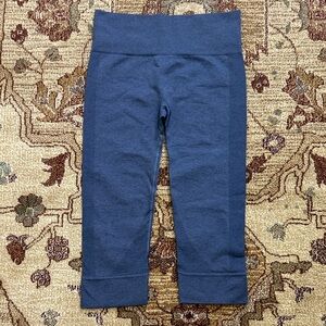 Lululemon Seamlessly Street Crop in Cadet Blue size 6